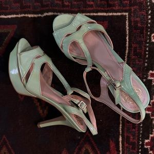 VINCE CAMUTO GREEN PATENT LEATHER SANDALS - SZ 7.5M